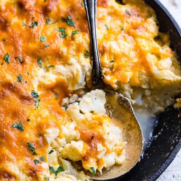 Keto Baked Cauliflower Au Gratin - This easy, healthy and keto friendly Low Carb Baked Cauliflower Au Gratin is a gluten free, delicious side dish that even the pickiest of eaters will love! Only 6 ingredients and SO cheesy! | #Foodfaithfitness | #Keto #lowcarb #Glutenfree #Healthy #Grainfree
