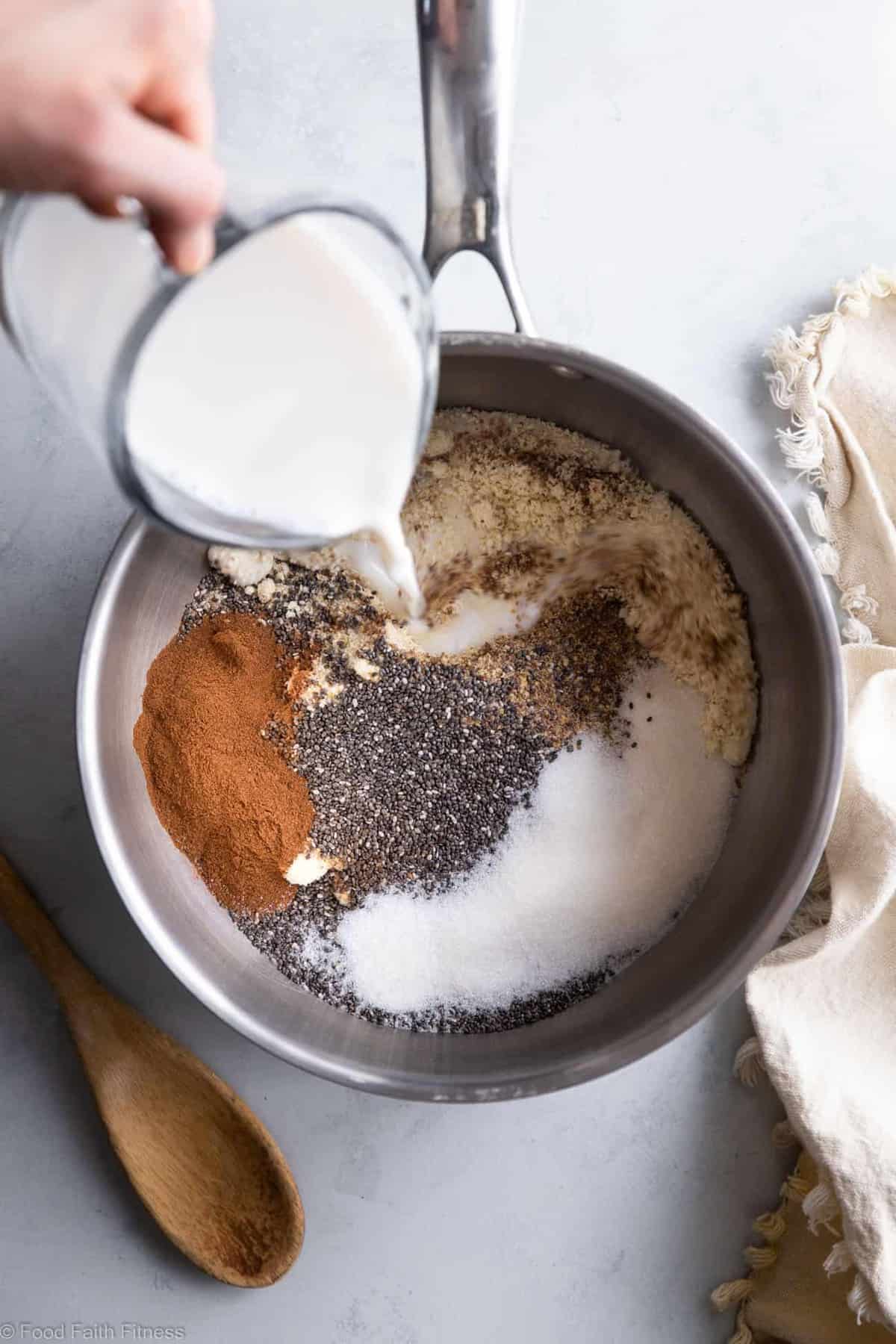 Low Carb Oatmeal Recipe - This easy paleo and vegan friendly no oats oatmeal is gluten, grain, dairy and sugar free and tastes like cozy oatmeal without the oats! You won't believe it until you try it! | #Foodfaithfitness | 